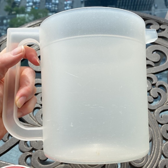 Tupperware - Small 1.5 Qt Pitcher With Push Button Lid - Picture 11 of 11